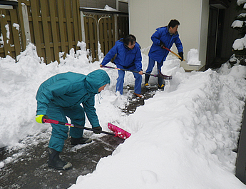 「酒田市やさしいまちづくり除雪支援事業」に基づく近隣の高齢者宅の除雪