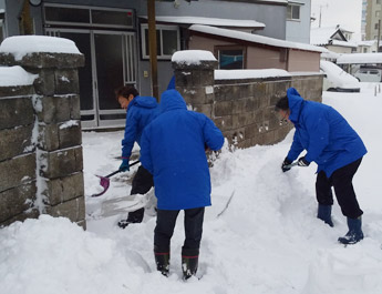 「酒田市やさしいまちづくり除雪支援事業」に基づく近隣の高齢者宅の除雪